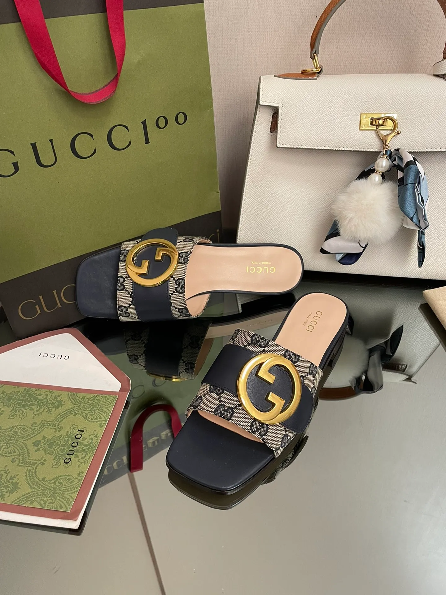 👟👟Ex-factory price👟👟Ex-factory price👟👟Ex-factory price 440👟👟 GuCCl high-end boutique 2024 round interlocking double GG new sandals, original and original quality! Every detail has been carefully crafted and can be compared with ZG, no second quality!  Fabric: Original customized waxed leather Hardware: Dongguan Dachang mold-opening hardware round interlocking double G buckle Lining/foot pads: High-end custom sheepskin lining Heel height: 1.0CM Outsole: Italian genuine leather sole Size: 35-41 (40 41 customized, non-returnable) Original high-end packaging!  The GucCi Blondie series made its debut in Los Angeles during the "Gucci March of Love" series of fashion shows, showing its outstanding charm on the star-studded Hollywood Walk of Fame. The new series echoes the style shown in the recent series, blending retro aesthetics and modern fashion to integrate different eras! The monogram pattern of the brand founder comes from the archive design of the 1970s, vividly interpreting this mid-heeled shoe💋👏 ●Circular interlocking Double G details. Flat heel ●1.0 cm heel height ●Italian creation Green full set of high-end original packaging